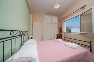 A bed or beds in a room at Vasilakis Apartment
