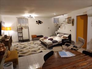 een woonkamer met een bed en een tafel bij B&B Firmino in La Loggia