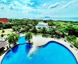 una vista aérea de una piscina en un complejo en KEP BAY HOTEL & RESORT en Kep