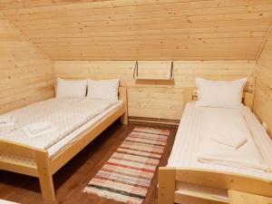 una camera con due letti in una sauna di Balendormi a Gheorgheni