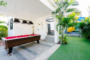 stół bilardowy w środku domu w obiekcie Modern love pool villa หัวหิน w mieście Hua Hin