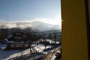 Vista generica sulle montagne o vista sulle montagne dall'interno dell'hotel