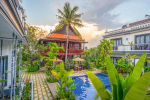 een afbeelding van een resort met een zwembad en een gebouw bij Angkor Tempora Boutique in Siem Reap