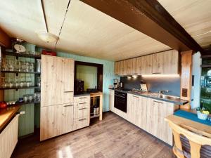 eine Küche mit Holzschränken und einer Arbeitsplatte in der Unterkunft Ferienwohnung Hintereck in Gütenbach