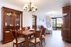 - une salle à manger avec une table et des chaises en bois dans l'établissement Home2Book Caletillas Beach Naiguata,Wifi & Terrace, à Candelaria