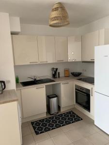 Η κουζίνα ή μικρή κουζίνα στο APPARTEMENT DE CHARME