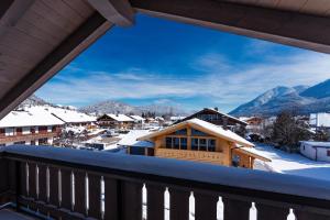 ヴァルガウにあるAlpenwohnung Neunerの雪の中のリゾートのバルコニーから景色を望めます。