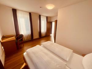 Un pat sau paturi într-o cameră la Serviced Apartments Hohenlohe