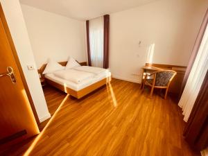 1 dormitorio con cama, mesa y escritorio en Serviced Apartments Hohenlohe, 