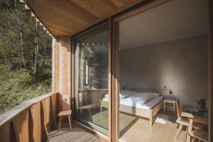 um quarto com uma cama numa varanda em Einäugl - Briol em Barbiano