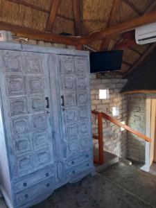 uma grande porta de metal num quarto com uma parede de tijolos em Slypsteen Guest Farm em Sternham