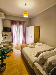 um quarto com uma cama, uma cómoda e uma janela em Villa Aitheras em Stérnai