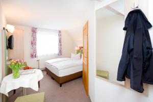 ein Hotelzimmer mit einem Bett und einem Spiegel in der Unterkunft Ferienpension Seeblick in Neuensien