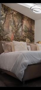 um quarto com uma cama com um quadro na parede em NM Luxury Suites em Pompeia