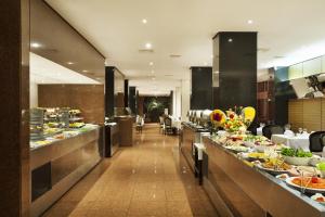 a restaurant with a lot of tables and lots of food at Windsor Plaza Brasilia in Brasília
