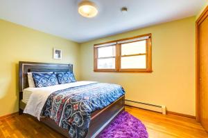 ein Schlafzimmer mit einem Bett mit einem lila Teppich und einem Fenster in der Unterkunft Oak Lawn Apartment - 16 Mi to Dtwn Chicago! in Oak Lawn