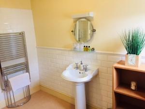 y baño con lavabo y espejo. en Salisbury Guest House, en Keswick