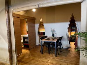 a dining room with a table and some chairs at DOMAINE des GRANDS PINS in Tamniès