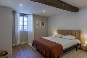 Un dormitorio con una cama grande y una ventana en La Renaissance, en Saint-Dyé-sur-Loire