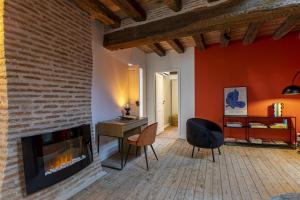- un salon avec une cheminée et un bureau dans l'établissement La Renaissance, à Saint-Dyé-sur-Loire