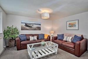 een woonkamer met 2 banken en een salontafel bij Finest Retreats - Old Salt Loft in Whitby