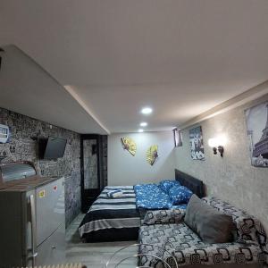 1 dormitorio con cama y sofá en Beqa house, en Tiflis