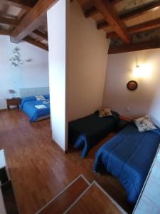 um quarto com 2 camas num quarto com pisos em madeira em B&B Da Luca em Grottaminarda
