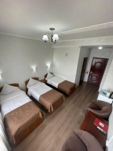 Uma cama ou camas num quarto em Hotel Osh-Nuru