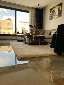 - un salon avec un canapé et une table dans l'établissement شقة فاخرة في حطين, à Riyad