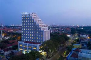Ein hohes weißes Gebäude in der Nacht in der Unterkunft KHAS Gresik in Gresik