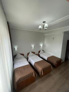 En eller flere senger på et rom på Hotel Osh-Nuru