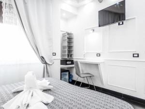 Un dormitorio con una cama con una toalla. en Rome Central Inn, en Roma