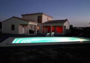 Bazén v ubytovaní Le Chant du Moulin - Maison avec piscine alebo v jeho blízkosti
