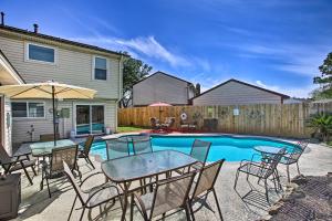 een achtertuin met een tafel en stoelen en een zwembad bij Houston Home with Private Outdoor Pool! in Houston