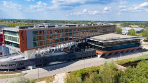 een luchtzicht op een gebouw in een stad bij Van der Valk hotel Veenendaal in Veenendaal