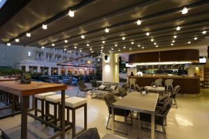 restauracja ze stołami i krzesłami oraz bar w obiekcie Aurasia Deluxe Hotel w mieście Marmaris