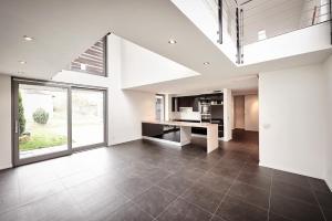 sala de estar con cocina y ventana grande en Villa, en Meisenheim 5 fotos más