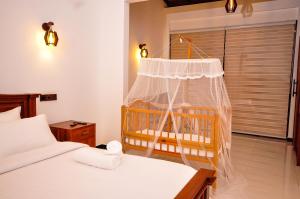 Letto o letti in una camera di Sachinro Hotel Mirissa