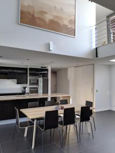 Una cocina y un comedor con mesa y sillas. en Villa, en Meisenheim