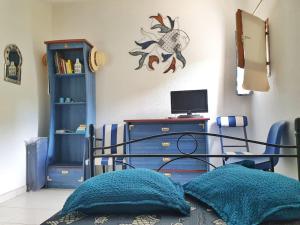 1 dormitorio con 1 cama y escritorio con ordenador en Beau duplex vue mer - terrasse - garage - wifi, en Sète