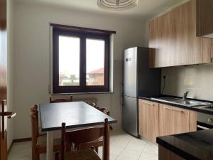 Η κουζίνα ή μικρή κουζίνα στο Appartamento tranquillo con vista montagna