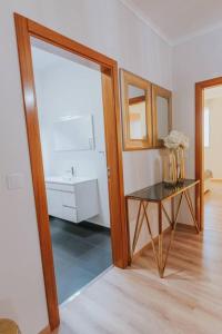 アルコ・ダ・カリェタにあるBeautiful 3-Bed House in Arco da Calhetaのバスルーム(テーブル、シンク付)