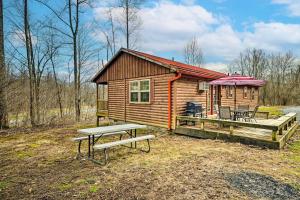 una cabina in legno con tavolo da picnic e panca da picnic di Cozy Cabin in Parsons Hike, Fish and Explore! a Parsons