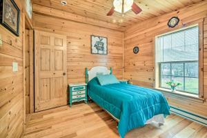 una camera da letto in una baita di tronchi con un letto e una finestra di Cozy Cabin in Parsons Hike, Fish and Explore! a Parsons