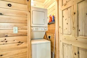 una cucina con lavatrice e asciugatrice in una parete in legno di Cozy Cabin in Parsons Hike, Fish and Explore! a Parsons