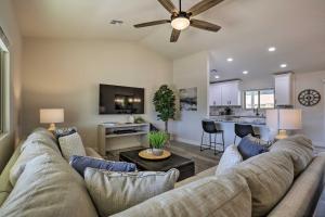 Χώρος καθιστικού στο Putting Green, Grill Home in Sun City West!