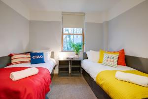 dwa łóżka siedzące obok siebie w pokoju w obiekcie Griffith Halls of Residence w Dublinie