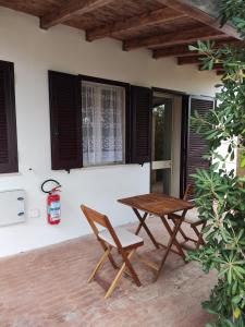 un tavolo e delle sedie seduti su un patio di Il Geco b&b a Gallipoli