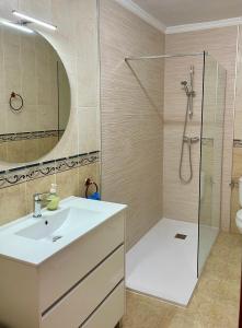 y baño con lavabo y ducha. en Townhouse in Punta Lara, en Nerja