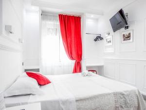 1 dormitorio con 1 cama con cortina roja en La Locanda di Piazza del Popolo, en Roma